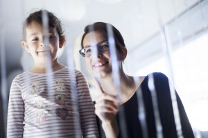 Femme et enfant observent la fontaine Fil d'eau