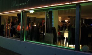 Fontaine fil d'eau en vitrine d'un restaurant